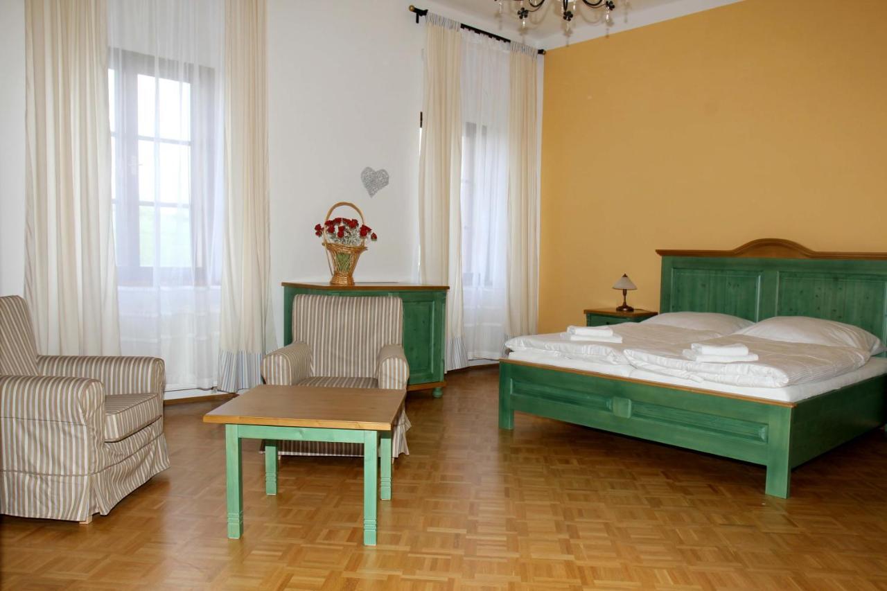 Zamek Liboun Hotel Louňovice pod Blaníkem Kültér fotó