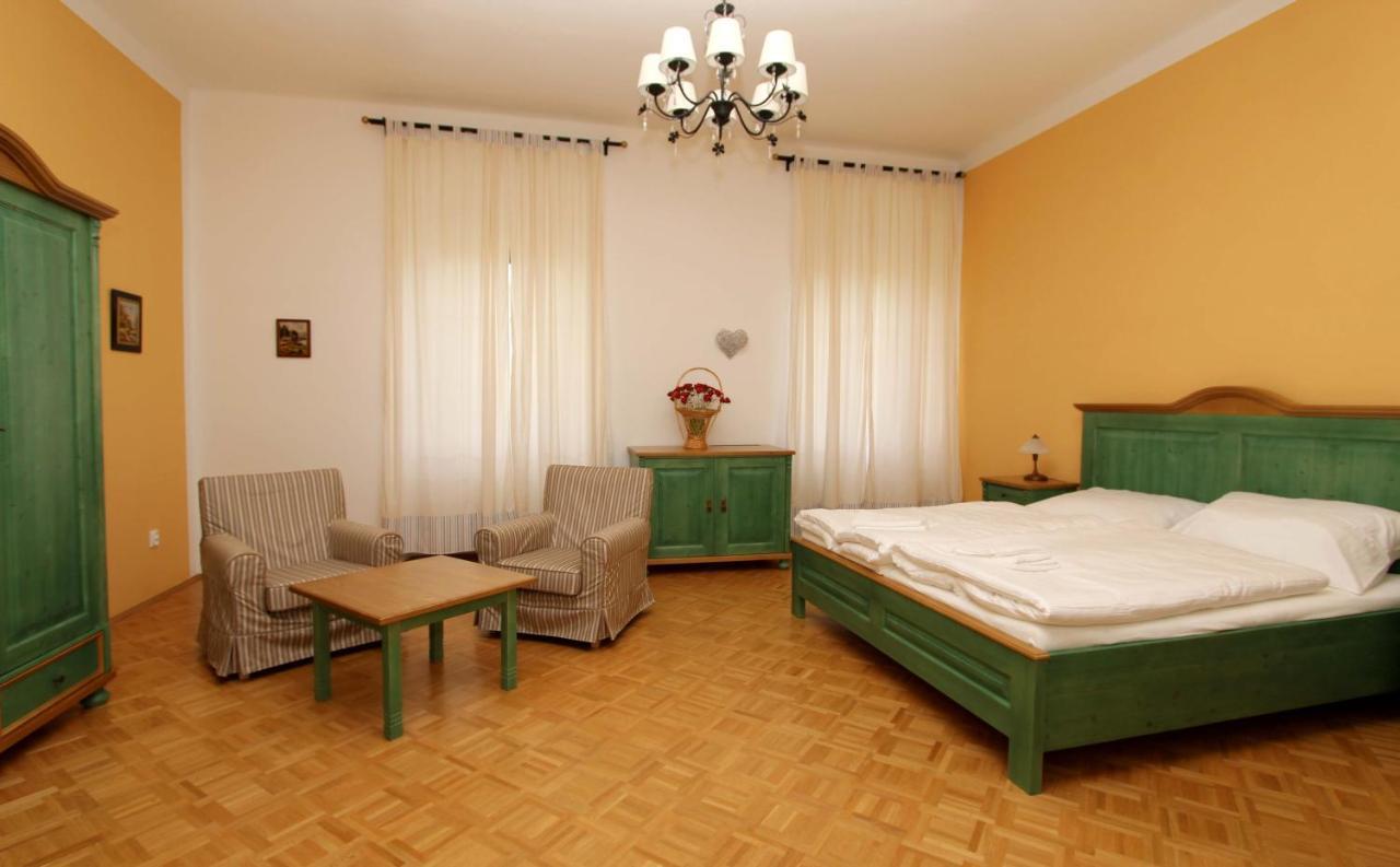 Zamek Liboun Hotel Louňovice pod Blaníkem Kültér fotó