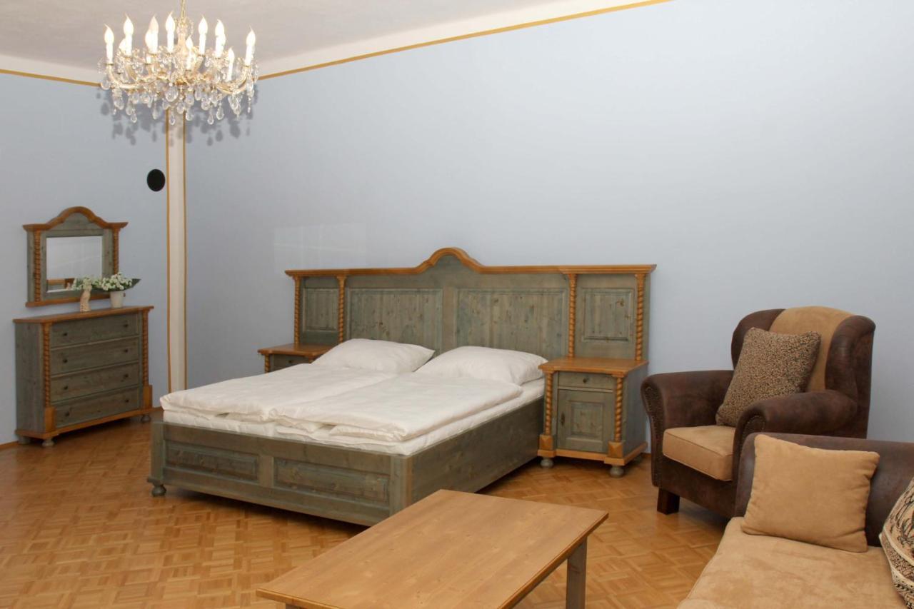 Zamek Liboun Hotel Louňovice pod Blaníkem Kültér fotó